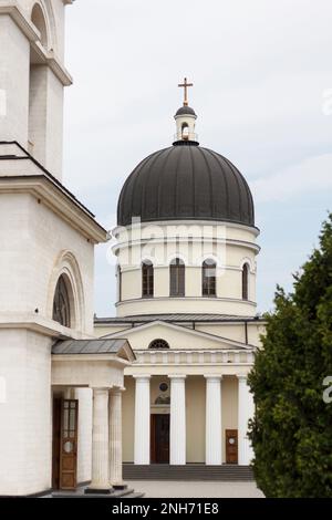 Cattedrale, una bella struttura architettonica con colonne bianche in stile classico, situata in una città europea Foto Stock