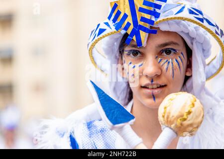 Badajoz, Spagna, domenica. Febbraio 19 2023. Parade attraverso le strade di Badajoz, gruppo chiamato montihuakan Foto Stock