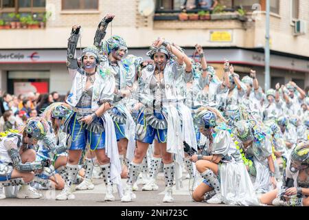 Badajoz, Spagna, domenica. Febbraio 19 2023. Parade attraverso le strade di Badajoz, gruppo chiamato anuva Foto Stock