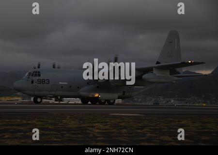 MARINE CORPS AIR STATION KANEOHE BAY, Hawaii (20 luglio 2022) Una forza aerea statunitense C-130 Hercules atterra su una linea di volo durante il Rim del Pacifico (RIMPAC) 2022, presso Marine Corps Air Station Kaneohe Bay, Hawaii, luglio 20. Ventisei nazioni, 38 navi, tre sommergibili, più di 170 aerei e 25.000 persone partecipano a RIMPAC dal 29 giugno al 4 agosto nelle Isole Hawaii e nella California meridionale. Il più grande esercizio marittimo internazionale del mondo, RIMPAC offre un'opportunità di formazione unica, promuovendo e sostenendo le relazioni di cooperazione tra i partecipanti critica Foto Stock