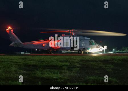 MARINE CORPS AIR STATION KANEOHE BAY, Hawaii (20 luglio 2022) Una Marina degli Stati Uniti MH-60s Seahawk si prepara per il decollo da una linea di volo durante Rim of the Pacific (RIMPAC) 2022, presso Marine Corps Air Station Kaneohe Bay, Hawaii, luglio 20. Ventisei nazioni, 38 navi, tre sommergibili, più di 170 aerei e 25.000 persone partecipano a RIMPAC dal 29 giugno al 4 agosto nelle Isole Hawaii e nella California meridionale. Il più grande esercizio marittimo internazionale del mondo, RIMPAC offre un'opportunità di formazione unica, promuovendo e sostenendo le relazioni di cooperazione tra particli Foto Stock