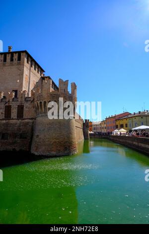 Fontanellato, Parma: La costruzione del castello la Rocca Sanvitale sul lago in una giornata di mercato Foto Stock