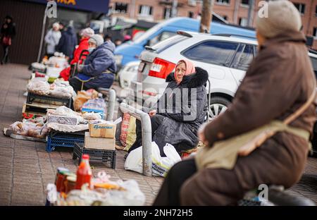 Kiew, Ucraina. 21st Feb, 2023. I venditori di donne siedono alle loro bancarelle vicino ad una stazione della metropolitana nella capitale Ucraina in mattinata. Il 24 febbraio 2023 segna il primo anniversario della guerra di aggressione russa contro l'Ucraina. Credit: Kay Nietfeld/dpa/Alamy Live News Foto Stock