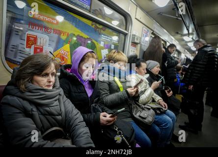 Kiew, Ucraina. 21st Feb, 2023. I passeggeri viaggiano in metropolitana nella capitale Ucraina al mattino. Il 24.02.2023 segna il primo anniversario della guerra di aggressione russa contro l'Ucraina. Credit: Kay Nietfeld/dpa/Alamy Live News Foto Stock