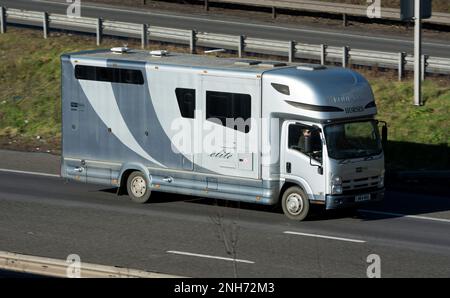 Scatola di cavallo Equi-Trek sull'autostrada M40, Warwickshire, Inghilterra, Regno Unito Foto Stock