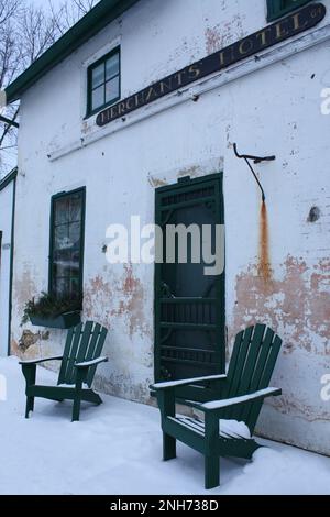 Merchant's Hotel in inverno con sedie verdi adirondack davanti a Stoccolma, Wisconsin USA. Foto Stock