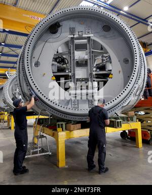 Rostock, Germania. 21st Feb, 2023. Un mozzo per la turbina di una turbina eolica di classe 6 MW è in fase di lavorazione presso Nordex Energy. Una cerimonia segna l'inizio ufficiale della produzione in serie a Nordex delle turbine di classe 6 MW, la turbina più potente dell'azienda. Credit: Bernd Wüstneck/dpa/Alamy Live News Foto Stock