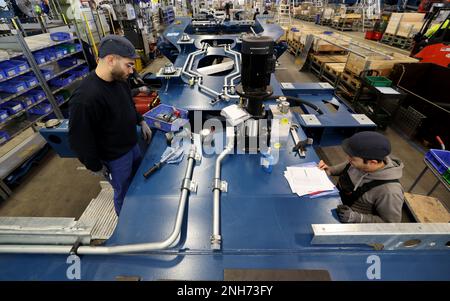 Rostock, Germania. 21st Feb, 2023. Un supporto generatore per una turbina eolica di classe 6 MW è in fase di lavorazione presso Nordex Energy. Una cerimonia segna l'inizio ufficiale della produzione in serie a Nordex delle turbine di classe 6 MW, la turbina più potente dell'azienda. Credit: Bernd Wüstneck/dpa/Alamy Live News Foto Stock