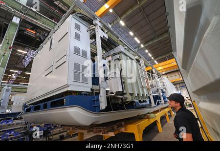 Rostock, Germania. 21st Feb, 2023. Una navicella per una turbina eolica di classe 6 MW è in fase di lavorazione presso Nordex Energy. Una cerimonia segna l'inizio ufficiale della produzione in serie delle turbine della classe 6 MW presso Nordex, la turbina di grandi dimensioni più potente dell'azienda. Credit: Bernd Wüstneck/dpa/Alamy Live News Foto Stock