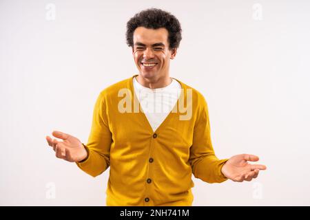 Studio ha scattato un ritratto di un uomo multirazziale eccitato e sorridente. Foto Stock