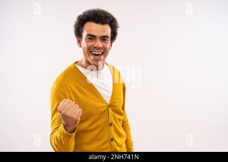 Studio ha scattato un ritratto di un uomo multirazziale eccitato e sorridente. Foto Stock