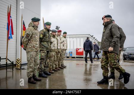 Pabrade, Lituania. 21st Feb, 2023. PABRADE - Re Willem-Alexander arriva durante la sua visita ai soldati olandesi presso la Pabrade Training Area, Lituania. I soldati fanno parte della presenza avanzata della NATO. Durante la sua visita, il Re partecipa ad un esercizio. ANP ROBIN VAN LONKHUIJSEN netherlands OUT - belgium OUT Credit: ANP/Alamy Live News Foto Stock