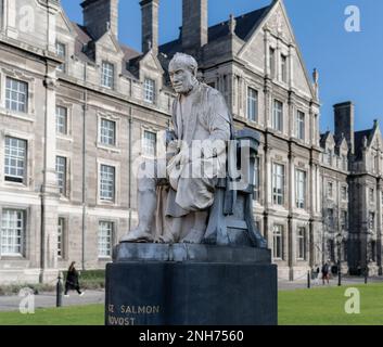 Statua dell'ex Provost George Salmon nella Piazza del Parlamento del Trinity College, Dublino, Irlanda Foto Stock