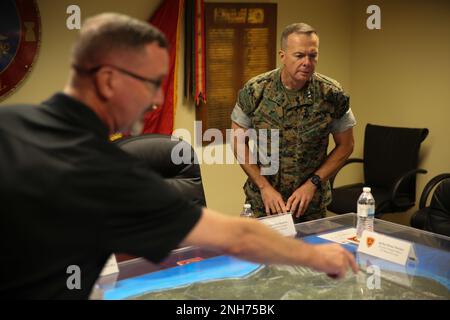 Il Sig. Donald P. Baldwin, capo dello staff della Marine Corps base (MCB) Camp Blaz, a sinistra, fornisce un breve orientamento agli Stati Uniti Corpo Marino maggiore Jay M. Bargeron, comandante generale per 3rd Divisione Marina, destra, durante una visita a Guam, 20 luglio 2022. MCB Camp Blaz è attualmente in costruzione e consentirà al corpo dei Marine di mantenere una presenza in avanti nella regione dell'Indo-Pacifico. Foto Stock