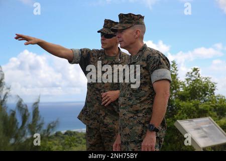 STATI UNITI Il corpo Marino col. Christopher L. Bopp, ufficiale comandante della base del corpo Marino (MCB) Camp Blaz, a sinistra, parla con il Gen. Jay M. Bargeron, generale comandante per 3rd Divisione Marina, a destra, durante una visita a Guam, 20 luglio 2022. MCB Camp Blaz è attualmente in costruzione e consentirà al corpo dei Marine di mantenere una presenza in avanti nella regione dell'Indo-Pacifico. Foto Stock