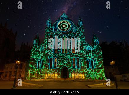 Esperienza di proiezione immersiva ‘colore e luce’ di DoubleTake Projection utilizzando la proiezione sulla facciata del transetto Sud, York Minster, Regno Unito. Foto Stock