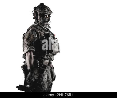 Tiro a metà lunghezza ad angolo basso di un soldato militare in mimetizzazione con fucile d'assalto. Scatto da studio, contrasto scuro, ritagliato, desaturato, isolato su sfondo bianco Foto Stock