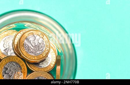 Una libbra di monete in vaso Foto Stock