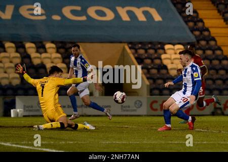 Matt Jay di Colchester United ha un colpo salvato da Owen Evans di Walsall - Colchester United v Walsall, Sky Bet League Two, JobServe Community Stadium, Colchester, Regno Unito - 14th febbraio 2022 solo per uso editoriale - si applicano le restrizioni DataCo Foto Stock