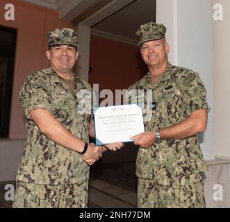 Joseph Harder III, ufficiale comandante, Naval Facilities Engineering Systems Command (NAVFAC) Europe, Africa, Central (EURAFCENT) premia il Capo Jason G. Kranz, funzionario esecutivo, NAVFAC EURAFCENT, la Meritorious Service Medal 6 luglio 2022. NAVFAC EURAFCENT gestisce la pianificazione e la progettazione di impianti, comprese tutte le acquisizioni, la costruzione, il leasing, l'ambiente, la manutenzione, E il supporto di emergenza richiesto dai comandi della Marina militare e del Dipartimento della Difesa, dove la Marina militare è designata come agente principale in Europa, Asia centrale e Africa. Foto Stock