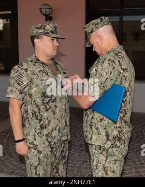 Joseph Harder III, ufficiale comandante, Naval Facilities Engineering Systems Command (NAVFAC) Europe, Africa, Central (EURAFCENT) premia il Capo Jason G. Kranz, funzionario esecutivo, NAVFAC EURAFCENT, la Meritorious Service Medal 6 luglio 2022. NAVFAC EURAFCENT gestisce la pianificazione e la progettazione di impianti, comprese tutte le acquisizioni, la costruzione, il leasing, l'ambiente, la manutenzione, E il supporto di emergenza richiesto dai comandi della Marina militare e del Dipartimento della Difesa, dove la Marina militare è designata come agente principale in Europa, Asia centrale e Africa. Foto Stock