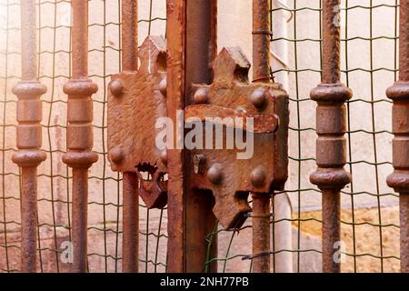 Antico pomolo medievale di una porta arrugginita in ferro con maniglia e una serratura da vicino Foto Stock