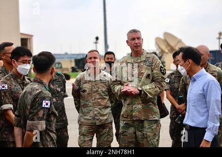 Il comandante dell'esercito della Repubblica di Corea del 5th il Gen. Kyu-Jun Lee ha visitato la Brigata dell'aviazione di combattimento del 2nd il 20 luglio 2022 per ricevere un brief sulle capacità dell'AH-64E V6 e dell'aquila grigia mq-1C. Il Lt. Gen. Lee è accolto nell'unità da Brig. Il generale Mark Holler, vicecomandante generale delle operazioni Ottava Armata, e il generale Benjamin Boardman, comandante della Brigata dell'aviazione di combattimento del 2nd. Foto Stock