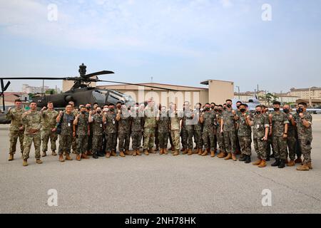 Il comandante dell'esercito della Repubblica di Corea del 5th il Gen. Kyu-Jun Lee ha visitato la Brigata dell'aviazione di combattimento del 2nd il 20 luglio 2022 per ricevere un brief sulle capacità dell'AH-64E V6 e dell'aquila grigia mq-1C. Il Lt. Gen. Lee è in piedi con il col. Benjamin Boardman, comandante della Brigata dell'aviazione di combattimento del 2nd, per mostrare solidarietà e amicizia con le forze statunitensi. Foto Stock