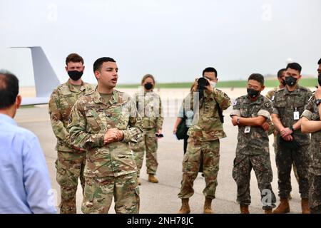 Il comandante dell'esercito della Repubblica di Corea del 5th il Gen. Kyu-Jun Lee ha visitato la Brigata dell'aviazione di combattimento del 2nd il 20 luglio 2022 per ricevere un brief sulle capacità dell'AH-64E V6 e dell'aquila grigia mq-1C. Rene Garduno-Loa, pilota della mq-1C Gray Eagle, ha informato il Lt. Gen. Lee sulle capacità dell'aeromobile e su come funziona con l'AH-64E V6 in squadra con equipaggio e senza equipaggio. Foto Stock