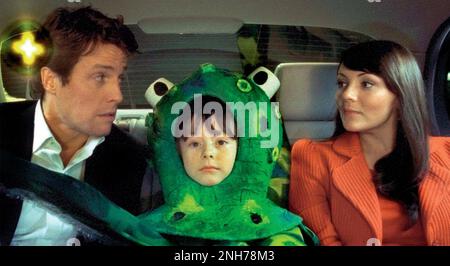 LOVE ACTUALLY 2003 Universal Pictures film con da sinistra: Hugh Grant, Billy Campbell come un presepe giocare polpo e Martine McCutcheon Foto Stock