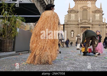 Bambino in outifts carnevale giocare con confetti e streamers in strada Foto Stock