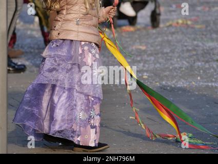 Bambino in outifts carnevale giocare con confetti e streamers in strada Foto Stock