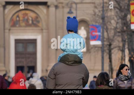 Bambino in outifts carnevale giocare con confetti e streamers in strada Foto Stock