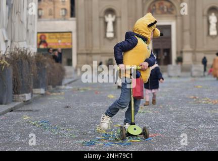 Bambino in outifts carnevale giocare con confetti e streamers in strada Foto Stock