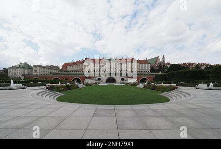 Panorama di giardino e portici Kubicki nella città europea di Varsavia, Polonia in voivodato Masoviano, cielo azzurro nuvoloso in 2019 caldo giorno estivo di sole il mese di luglio. Foto Stock