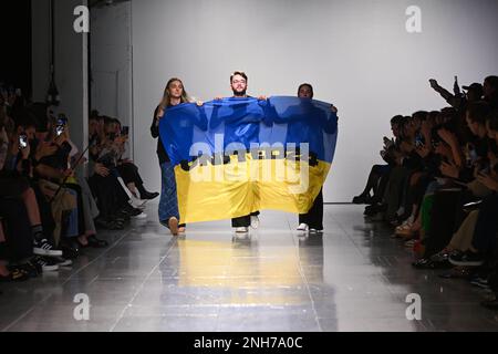 Londra, Regno Unito. 21 febbraio 2023. Designer Ukraniani (l-r) Kseniaschnaider, Frolov e Paskal sulla passerella durante lo spettacolo Ukranian Fashion Week Presents, tenutosi presso l'Old Selfridge's Hotel durante la Fashion Week di Londra. Data immagine: Martedì 21 febbraio 2023. Il credito fotografico dovrebbe essere: Matt Crossick/Empics/Alamy Live News Foto Stock