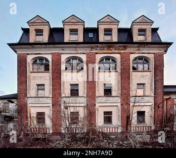 Rovinato villa in Germania in inverno morto arbusti. Foto Stock