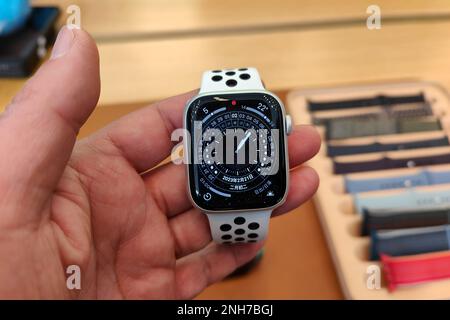 SHANGHAI, CINA - 21 FEBBRAIO 2023 - gli orologi Apple sono esposti in un Apple Store a Shanghai, Cina 21 febbraio 2023. Nel dicembre 2022, l'US Int Foto Stock