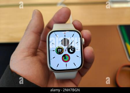 SHANGHAI, CINA - 21 FEBBRAIO 2023 - gli orologi Apple sono esposti in un Apple Store a Shanghai, Cina 21 febbraio 2023. Nel dicembre 2022, l'US Int Foto Stock