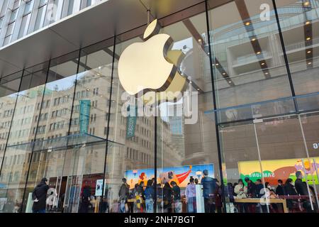 SHANGHAI, CINA - 21 FEBBRAIO 2023 - un Apple store viene visto a Shanghai, Cina, 21 febbraio 2023. Nel dicembre 2022, la Commissione internazionale per il commercio degli Stati Uniti Foto Stock