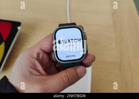 SHANGHAI, CINA - 21 FEBBRAIO 2023 - gli orologi Apple sono esposti in un Apple Store a Shanghai, Cina 21 febbraio 2023. Nel dicembre 2022, l'US Int Foto Stock