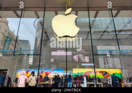 SHANGHAI, CINA - 21 FEBBRAIO 2023 - un Apple store viene visto a Shanghai, Cina, 21 febbraio 2023. Nel dicembre 2022, la Commissione internazionale per il commercio degli Stati Uniti Foto Stock
