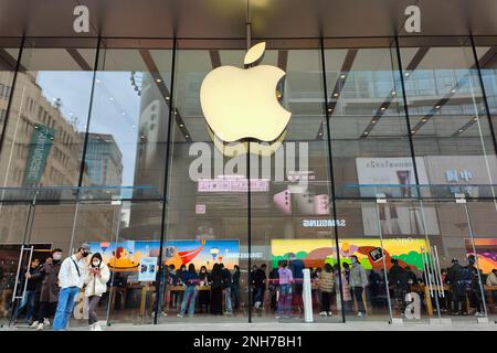 SHANGHAI, CINA - 21 FEBBRAIO 2023 - un Apple store viene visto a Shanghai, Cina, 21 febbraio 2023. Nel dicembre 2022, la Commissione internazionale per il commercio degli Stati Uniti Foto Stock