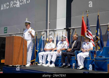 220721-N-IV962-1245 SAN DIEGO (21 luglio 2022) – Justin Kubu, Commodore del Comandante Anfibio Squadrone SETTE (CPR 7), parla durante una cerimonia di cambio di comando e di ritiro per il Capt. Jennifer Ellinger, Offgoing Commodore di CPR 7, a bordo della nave d'assalto anfibio USS Makin Island (LHD 8), luglio 21. Kubu in precedenza è stato il direttore delle operazioni sullo staff del comandante, Stati Uniti Pacific Fleet dal 2019 agosto al 2022 maggio. Makin Island è una nave d'assalto anfibio di classe Wasp ospita a San Diego. Foto Stock