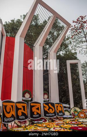 Dhaka, Bangladesh. 21st Feb, 2023. Vista del monumento del martire Central Shaheed Minar decorato con fiori durante la Giornata Internazionale della Lingua Madre, a Dhaka. Il Bangladesh rende omaggio al monumento del Martire, O Shaheed Minar, in occasione della Giornata Internazionale della Lingua Madre a Dhaka, la Giornata Internazionale della Lingua Madre si celebra in commemorazione del movimento in cui un certo numero di studenti è morto nel 1952, difendendo il riconoscimento di Bangla come lingua di stato dell'ex Pakistan orientale, ora Bangladesh. Credit: SOPA Images Limited/Alamy Live News Foto Stock