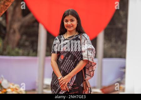 Dhaka, Bangladesh. 21st Feb, 2023. Una donna si posa per una foto al monumento del Martire, o Shaheed Minar durante la Giornata Internazionale della Lingua Madre a Dhaka. Il Bangladesh rende omaggio al monumento del Martire, O Shaheed Minar, in occasione della Giornata Internazionale della Lingua Madre a Dhaka, la Giornata Internazionale della Lingua Madre si celebra in commemorazione del movimento in cui un certo numero di studenti è morto nel 1952, difendendo il riconoscimento di Bangla come lingua di stato dell'ex Pakistan orientale, ora Bangladesh. Credit: SOPA Images Limited/Alamy Live News Foto Stock