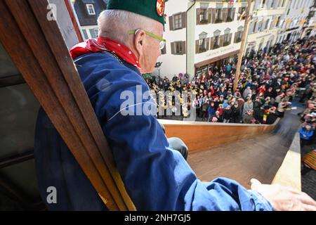 Riedlingen, Germania. 21st Feb, 2023. Winfried Kretschmann, Ministro Presidente di Baden-Württemberg (M, Bündnis 90/Die Grünen), scivola fuori dal municipio il martedì di Shrove. Più di 300 sciocchi della gilda Gole 1865 partecipano al fumo di sigaro, al pasto di Froschkuttel del 192nd e al successivo scivolamento fuori dal municipio. Credit: Felix Kästle/dpa/Alamy Live News Foto Stock