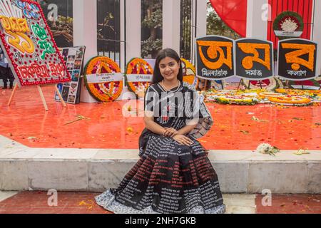 Dhaka, Bangladesh. 21st Feb, 2023. Una donna si posa per una foto al monumento del Martire, o Shaheed Minar durante la Giornata Internazionale della Lingua Madre a Dhaka. Il Bangladesh rende omaggio al monumento del Martire, O Shaheed Minar, in occasione della Giornata Internazionale della Lingua Madre a Dhaka, la Giornata Internazionale della Lingua Madre si celebra in commemorazione del movimento in cui un certo numero di studenti è morto nel 1952, difendendo il riconoscimento di Bangla come lingua di stato dell'ex Pakistan orientale, ora Bangladesh. (Foto di Sazzad Hossain/SOPA Images/Sipa USA) Credit: Sipa USA/Alamy Live News Foto Stock