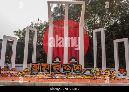 Dhaka, Bangladesh. 21st Feb, 2023. Vista del monumento del martire Central Shaheed Minar decorato con fiori durante la Giornata Internazionale della Lingua Madre, a Dhaka. Il Bangladesh rende omaggio al monumento del Martire, O Shaheed Minar, in occasione della Giornata Internazionale della Lingua Madre a Dhaka, la Giornata Internazionale della Lingua Madre si celebra in commemorazione del movimento in cui un certo numero di studenti è morto nel 1952, difendendo il riconoscimento di Bangla come lingua di stato dell'ex Pakistan orientale, ora Bangladesh. (Foto di Sazzad Hossain/SOPA Images/Sipa USA) Credit: Sipa USA/Alamy Live News Foto Stock