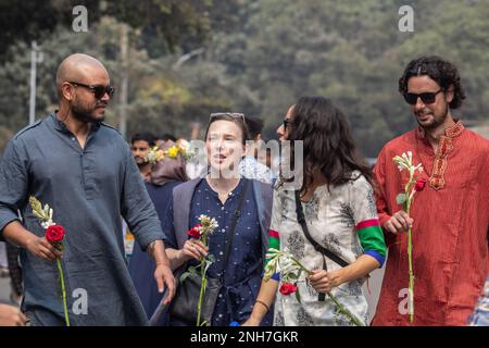 Dhaka, Bangladesh. 21st Feb, 2023. Gli stranieri rendono omaggio al monumento del Martire, o Shaheed Minar, durante la Giornata Internazionale della Lingua Madre a Dhaka. Il Bangladesh rende omaggio al monumento del Martire, O Shaheed Minar, in occasione della Giornata Internazionale della Lingua Madre a Dhaka, la Giornata Internazionale della Lingua Madre si celebra in commemorazione del movimento in cui un certo numero di studenti è morto nel 1952, difendendo il riconoscimento di Bangla come lingua di stato dell'ex Pakistan orientale, ora Bangladesh. (Foto di Sazzad Hossain/SOPA Images/Sipa USA) Credit: Sipa USA/Alamy Live News Foto Stock